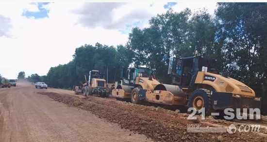 徐工成套道路机械助力柬埔寨金港高速建设！